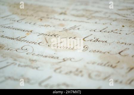 Vecchio campione di scrittura di moda con tecniche di scrittura differenti, carte, stili e pennini di calligrafia. Foto Stock