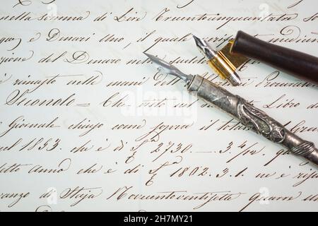 Vecchio campione di scrittura di moda con tecniche di scrittura differenti, carte, stili e pennini di calligrafia. Foto Stock