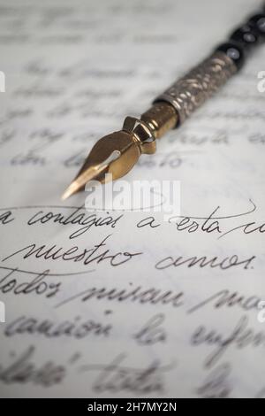 Vecchio campione di scrittura di moda con tecniche di scrittura differenti, carte, stili e pennini di calligrafia. Foto Stock