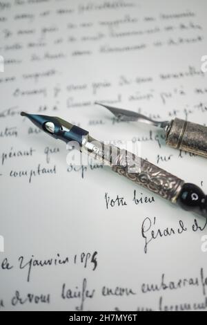 Vecchio campione di scrittura di moda con tecniche di scrittura differenti, carte, stili e pennini di calligrafia. Foto Stock