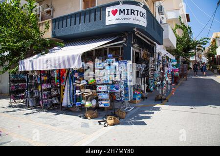 Souvenirshop, Myrtos, Creta, Grecia, Europe Promenade con ristoranti sulla spiaggia di Myrtos, Costa del Sud, Creta, Grecia, Europa Foto Stock