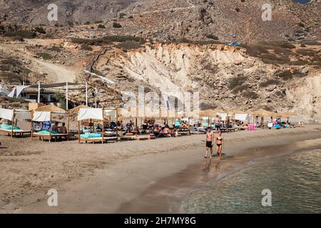 Draghi- Spiaggia, Costa Sud, Creta, Grecia, Europe Promenade con ristoranti sulla spiaggia di Myrtos, Costa Sud, Creta, Grecia, Europa Foto Stock