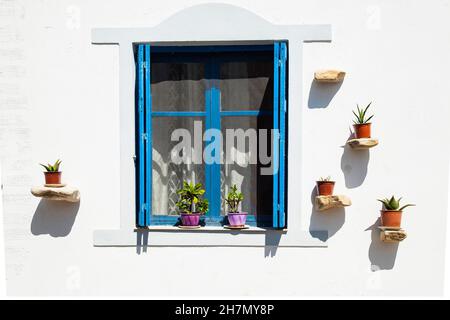 Windows facciata dettaglio di una tradizionale casa greca a Creta, Grecia, Europe Promenade con ristoranti sulla spiaggia di Myrtos, Costa del Sud, Creta Foto Stock