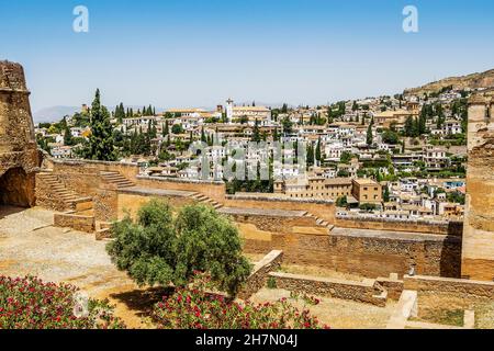 Il complesso del palazzo dell'Alhambra in primo piano e la città di Granada in background, Andalusia, Spagna Foto Stock