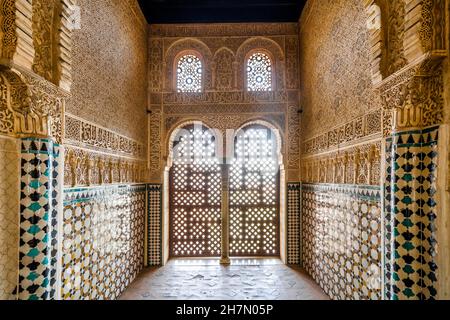 Interni arabi del complesso del palazzo Nasrid dell'Alhambra a Granada, Andalusia, Spagna Foto Stock