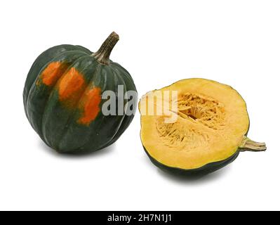 zucca verde cruda, zucca intera e dimezzata su sfondo bianco Foto Stock