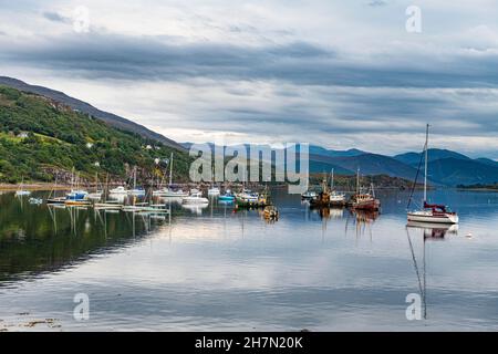 Barche da pesca, Bay of Ullapool, Scozia, Regno Unito Foto Stock