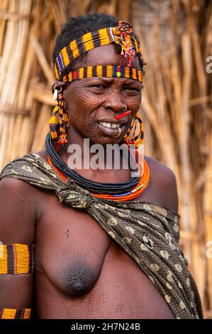 Donna vestita tradizionale, tribù Jiye, Eastern Equatoria state, Sudan del Sud Foto Stock