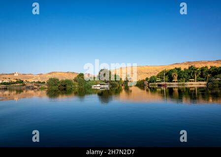 Dune di sabbia e palme riflesse nel fiume Nilo ad Assuan, Egitto Foto Stock