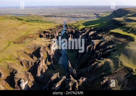 Veduta aerea del canyon di Fjaorargljufur, gola profonda, roccia tufa, vicino a Kirkjubaer sulla costa meridionale, Islanda meridionale, Islanda Foto Stock