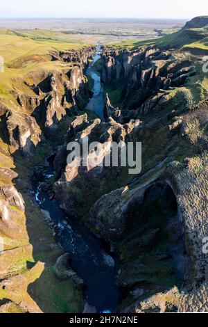 Veduta aerea del canyon di Fjaorargljufur, gola profonda, roccia tufa, vicino a Kirkjubaer sulla costa meridionale, Islanda meridionale, Islanda Foto Stock