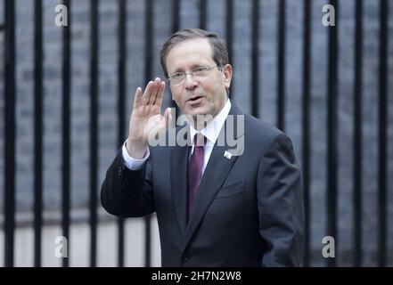 Il presidente israeliano Isaac Herzog arriva a Downing Street, Londra, per colloqui bilaterali con Boris Johnson. 23 novembre 2021. Foto Stock