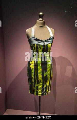 Londra UK 24 novembre 2021 il Bamboo dress, di Naomi Parry Amy, indossava nella sua ultima esibizione il 18 giugno 2011, al Tuborg Festival di Belgrado Serbia Paul Quezada-Neiman/Alamy Live News Foto Stock