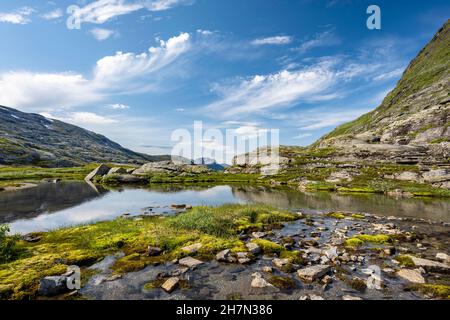 Altopiano con laghetti e paludi, valle glaciale, Geirangerfjord, Geiranger, more og Romsdal, Vestland, Norvegia Foto Stock