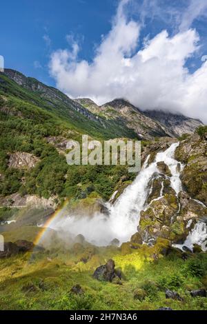 Cascata Kleivafossen, fiume ghiacciaio Briksdalselva, Briksdal, Parco Nazionale di Jostedalsbreen, Norvegia Foto Stock