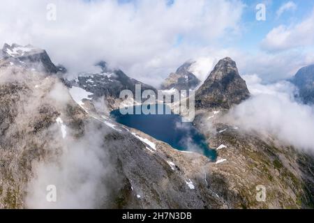Vista sul lago Bispevatnet e sulla montagna Bispen, vista aerea, Trollstigen, More og Romsdal, Norvegia Foto Stock