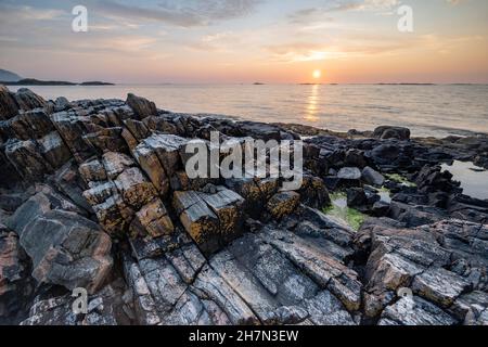 Costa rocciosa lungo la strada atlantica, tramonto, Atlanterhavsveien, more og Romsdal, Norvegia Foto Stock