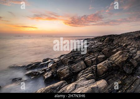 Costa rocciosa lungo la strada atlantica, atmosfera serale, Atlanterhavsveien, more og Romsdal, Norvegia Foto Stock