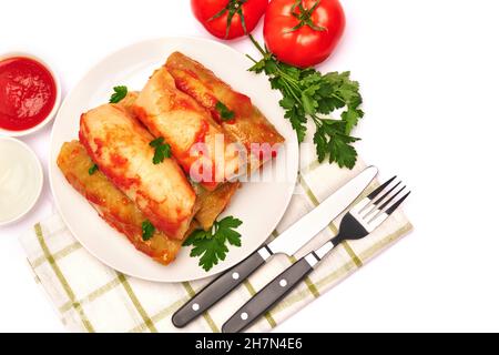 Porzione di involtini di cavolo ripieni di manzo macinato e riso con panna acida su un piatto Foto Stock