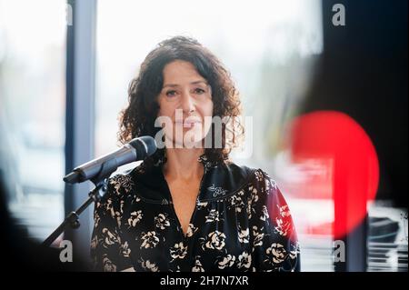 Berlino, Germania. 24 novembre 2021. Il primo politico di Berlino Bettina Jarasch dell'Alleanza 90/The Greens è in piedi durante una dichiarazione stampa. Nel prosieguo dei negoziati della coalizione rosso-verde a Berlino, i temi sono la scienza, la ricerca e le università, nonché l'istruzione, la gioventù e la famiglia. Credit: Annette Riedl/dpa/Alamy Live News Foto Stock