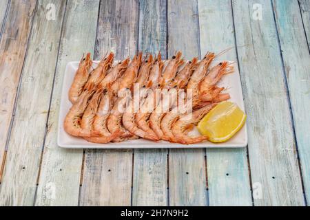 Grande porzione di tapa spagnola di gamberi alla griglia con sale e limone Foto Stock