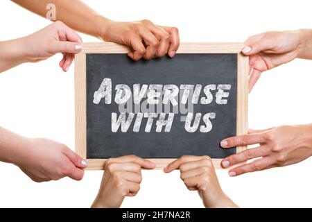 Molte mani tengono la lavagna con la scritta Advertise con noi come un'agenzia e il concetto di pubblicità Foto Stock
