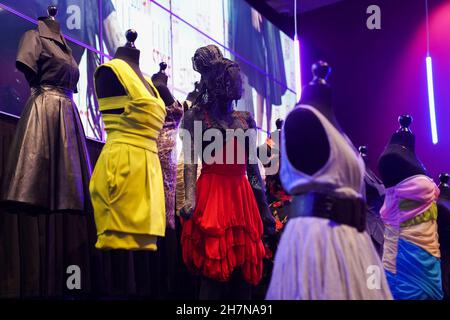 Gli abiti fanno parte di una mostra dal titolo "Amy: Beyond the Stage" al Design Museum di Londra. Data foto: Mercoledì 24 novembre 2021. Foto Stock
