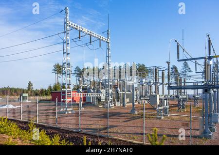 Sottostazione elettrica con recinzione Foto Stock