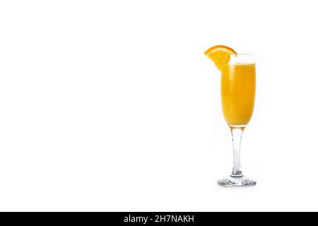 Cocktail di mimosa arancione isolato su sfondo bianco Foto Stock