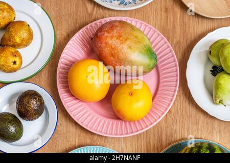 Il mango è il nome dei frutti di diverse specie di alberi del genere Mangiferalanta e del genere Citrus, della famiglia delle Rutaceae, coltivati Foto Stock