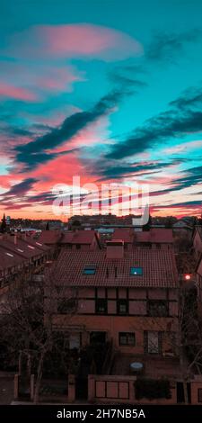 Foto verticale di un paesaggio e di edifici colorati. Foto Stock