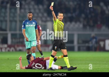 Torino, Italia. 22 novembre 2021. L'arbitro Ivano Pezzuto prenota un giocatore Udinese durante la serie A match tra Torino e Udinese allo Stadio Olimpico di Torino. (Photo credit: Gonzales Photo - Tommaso Fimiano). Foto Stock