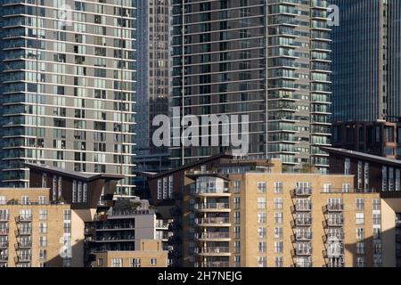 Immobili residenziali e uffici aziendali di alto livello a Canary Wharf in London Docklands, il 22 novembre 2021, a Londra, Inghilterra. Canary Wharf era un tempo un fiorente bacino di merci vittoriano, ma dopo che la spedizione del Tamigi è diminuita dagli anni sessanta, le sue aree abbandonate sono state risviluppate nel 19080 dalla Docklands Development Corporation di Margaret Thatcher, che ha creato uno dei principali centri finanziari del Regno Unito, Ora sede della sede centrale europea di numerose banche importanti, tra cui Barclays, Credit Suisse e HSBC. Foto Stock