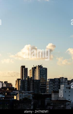 Salvador, Bahia, Brasile - 31 maggio 2021: Vista panoramica di diversi edifici residenziali vecchi e nuovi nel centro di Salvador, Bahia. Foto Stock