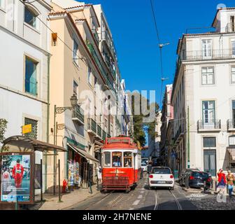 Lisbona, Portogallo. Tram turistico a Rua Augusto Rosa nel quartiere di Alfama. Foto Stock