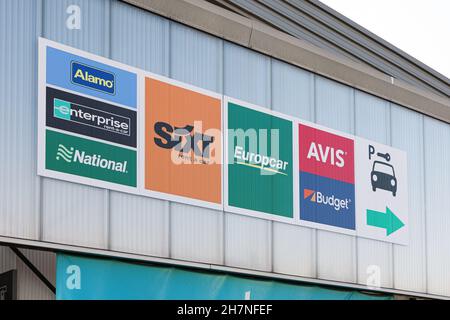 VALENCIA, SPAGNA - 23 NOVEMBRE 2021: Logo società di noleggio auto presso la stazione ferroviaria parcheggio Foto Stock