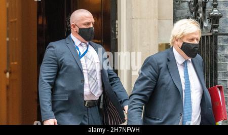 Londra, Regno Unito. 24 novembre 2021. Boris Johnson, primo ministro del MP, lascia 10 Downing Street per il credito di PMQ: Ian Davidson/Alamy Live News Foto Stock