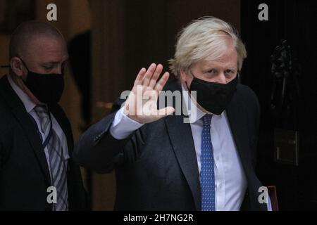 Downing Street, Londra, Regno Unito. 24 novembre 2021. Il primo ministro britannico Boris Johnson, MP, lascia 10 Downing Street per i PMQ in Parlamento. Credit: Imagplotter/Alamy Live News Foto Stock