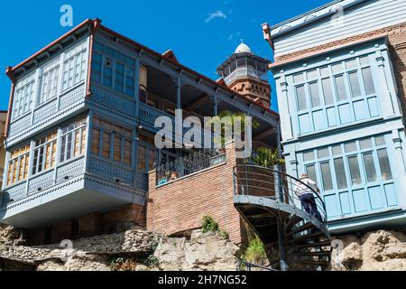 Storiche case in legno con balconi aperti e scolpiti nella zona di Abanotubani della Città Vecchia di Tblisi, Georgia, Caucaso. Foto Stock