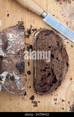 Pane di pasta al cioccolato su un asse di legno Foto Stock