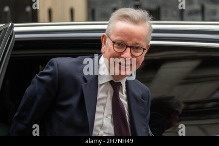 Londra, Regno Unito. 24 novembre 2021. Michael Gove, Segretario di Stato per le Comunità abitative e il governo locale, arriva al 10 Downing Street, Londra, Credit: Ian Davidson/Alamy Live News Foto Stock