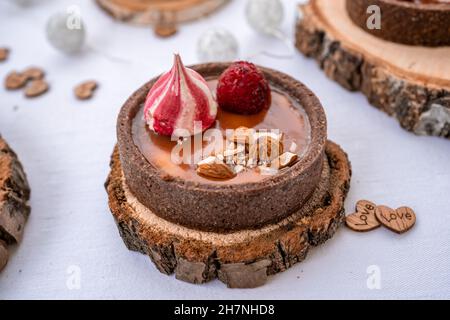 tartina al caramello con lamponi e noci Foto Stock