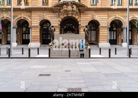 Uomo che rende omaggio a Sydney Cenotaph. Monumento storico della prima Guerra Mondiale situato a Martin Place, a Sydney, Australia. Foto Stock