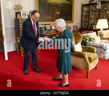 La Regina Elisabetta II riceve il Governatore della Banca d'Inghilterra Andrew Bailey durante un'udienza nella Oak Room al Castello di Windsor, nel Berkshire. Data foto: Mercoledì 24 novembre 2021. Foto Stock