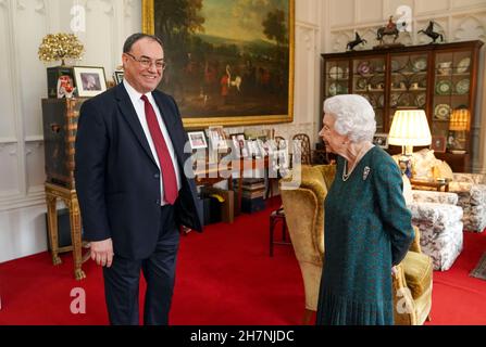 La Regina Elisabetta II riceve il Governatore della Banca d'Inghilterra Andrew Bailey durante un'udienza nella Oak Room al Castello di Windsor, nel Berkshire. Data foto: Mercoledì 24 novembre 2021. Foto Stock