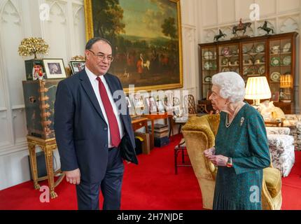 La Regina Elisabetta II riceve il Governatore della Banca d'Inghilterra Andrew Bailey durante un'udienza nella Oak Room al Castello di Windsor, nel Berkshire. Data foto: Mercoledì 24 novembre 2021. Foto Stock