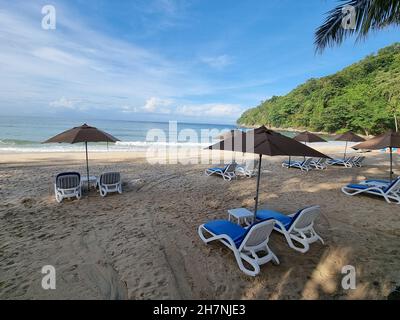 Le Meridien Beach Phuket Thailandia sabbia bianca spiaggia tropicale con sedie a sdraio in Thailandia Foto Stock