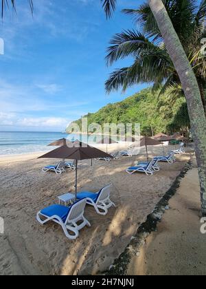 Le Meridien Beach Phuket Thailandia sabbia bianca spiaggia tropicale con sedie a sdraio in Thailandia Foto Stock