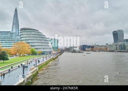 Riva sud del Tamigi, Londra, Inghilterra, con City Hall e The Shard. Foto Stock