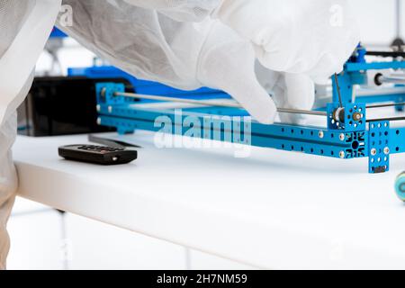 Assemblaggio della macchina da taglio laser CNC per le parti di apparecchiature mediche di precisione Foto Stock